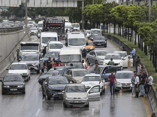 <p>Trafik sigortasında fiyatların kontrol altına alınması ve bir düzen oluşması için 12 Nisan 2017'de 'tavan fiyat' uygulamasına geçildi. Yani devletin belirlediği tutarların üzerine çıkılamıyor.</p>
<p>Her ilin trafik riskine göre değişen tutarlar da bu dönemde belirlenmişti. Tavan fiyat her ay düzenli olarak artıyor.</p>
<p> </p>