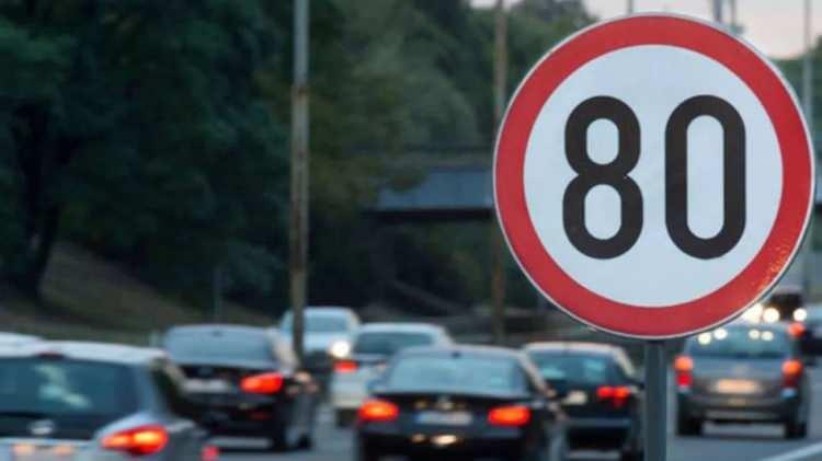 <p>31 Aralık 2021'e kadar tavan fiyatlardaki artış bir önceki aya göre yüzde 1'di. Şubat 2022 itibarıyla artış katsayısı yüzde 1.50 olarak uygulanmaya başladı. Ayrıca 1 Şubat'ta tek seferlik yüzde 20 artış yapıldı. Maliyet etkisiyle artışlar bununla sınırlı kalmadı.</p>