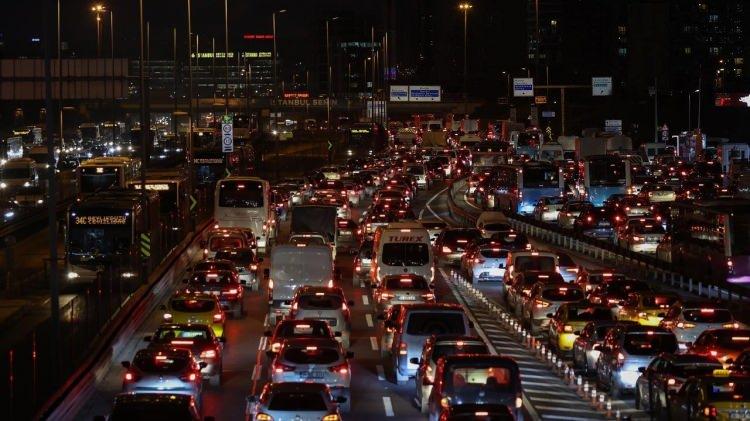 <p>Sürücüler kazaya karıştıkça 1'inci basamağa kadar düşüyor. Art arda üç yıl hiç kaza yapmayanlar 7'nci basamağa yükseliyor. 7'nci basamağa yaklaştıkça sigorta ucuzluyor, 1'e yaklaştıkça pahalanıyor.</p>
<p> </p>