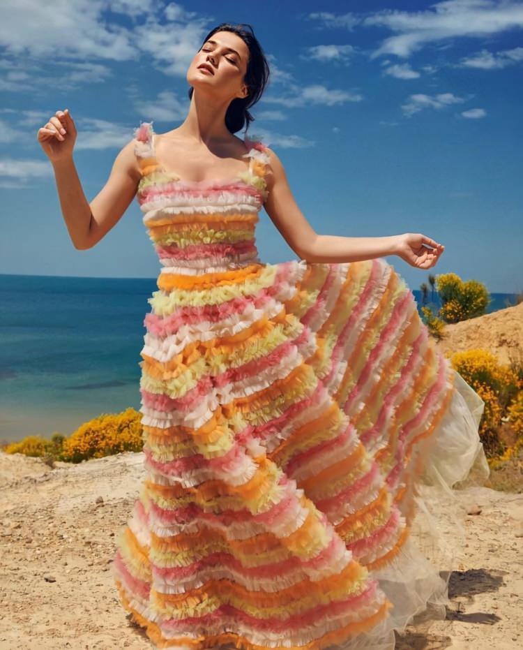 <p><span style="color:#800080"><strong>Yüzüne makyajla çil yaptıran güzel oyuncu, saçlarını kızıla boyatarak bambaşka biri oldu. Hesabında paylaşdığı o fotoğrafa ise </strong></span><span style="color:#EE82EE"><strong>"Bil bakalım ben kimim?"</strong></span><span style="color:#800080"><strong> notunu düştü. İşte Pınar Deniz'in beğeni yağmuruna tutulan o hali...</strong></span></p>