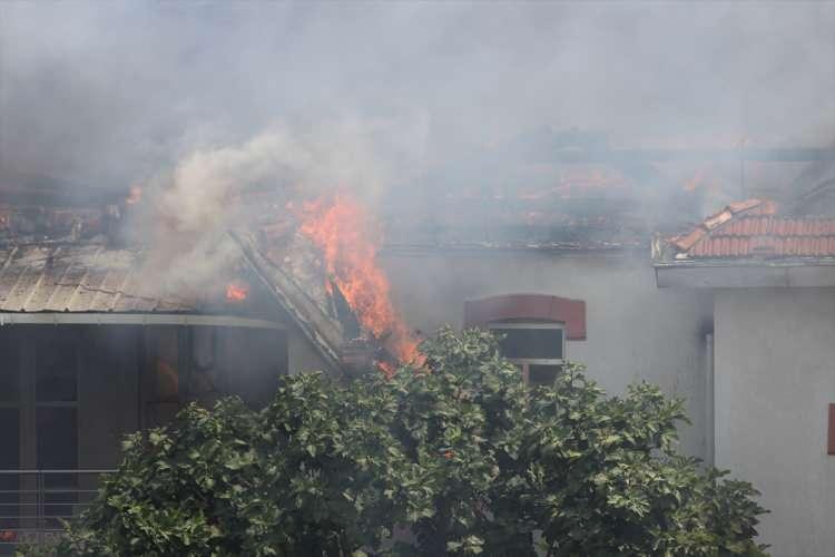 <p>Alevlerin kısa sürede binanın tüm çatısını sardığı yangın devam ederken, hastane tahliye edildi.</p>
