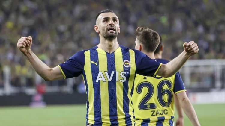 <p><strong>Fenerbahçe'de Serdar Dursun'a Almanya'dan talip!</strong></p>

<p>Fenerbahçe'de ilk 11'deki yerini kaybeden Serdar Dursun'a Almanya Bundesliga'dan Schalke 04 talip oldu ve girişimlere başladı.</p>

<p>La Liga ve Serie A'dan da talipleri bulunan milli futbolcu, ayrılmak istemesi halinde yönetim yapılan teklifleri değerlendirmeye alacak. Sarı lacivertli forma ile 39 maça çıkan Serdar Dursun, 15 gol 4 asistlik performans sergiledi. (Fanatik)</p>

<p> </p>
