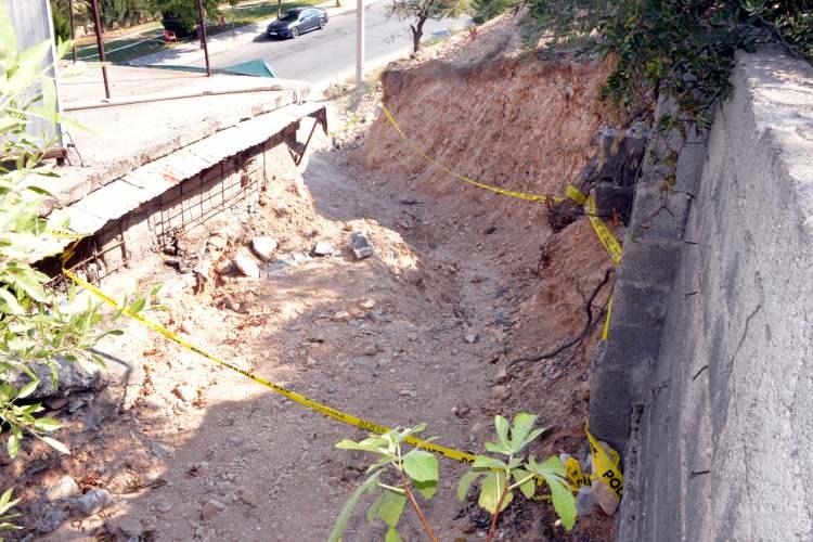 <p>Şüpheli kadın, savcı ve polisler eşliğinde tek katlı evde yer göstermesi yaptı. Polisin yardımı ile yürüyebilen kadın, daha sonra emniyete götürüldü. Şüpheli kadının gösterdiği yerde iş makinesi ile kazı çalışması başlatıldı. </p>