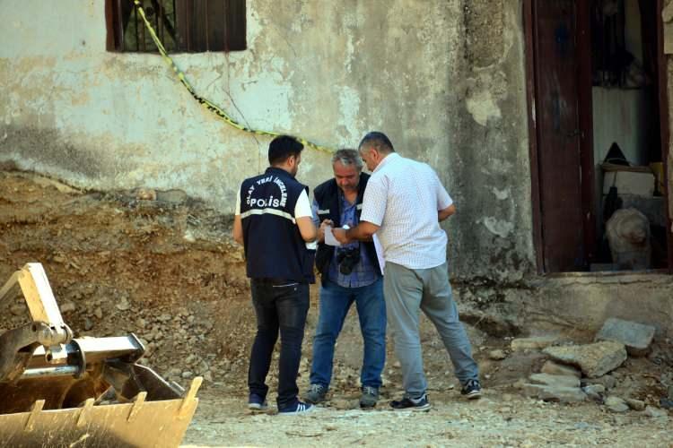 <p>İş makinesi, toprağın yüzeyini aldıktan sonra arkeologlar tarihi eser arar gibi ceset aradı. Yapılan çalışma kapsamında, üzerinde çürümüş kadın elbiseleri yer alan kemikler bulundu. </p>
