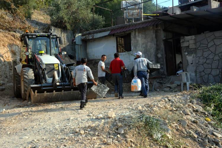 <p>Havanın kararmasıyla birlikte ekipler, çalışmalarına ara vererek olay yerinden ayrıldı. Diğer cesedin bulunması için kazı çalışmalarının yarın sabah devam edeceği öğrenildi. </p>