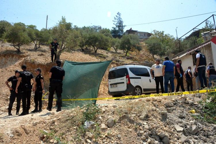 <p>CESETLERDEN BİRİ BULUNDU </p>
<p>Kahramanmaraş'ta 25 yıl önce kaybolan ve öldürülüp gömüldükleri belirlenen 2 kişinin cesetlerini bulmak için başlatılan kazı çalışmaları devam ederken, olay yerine arkeologlar da çağrıldı. </p>