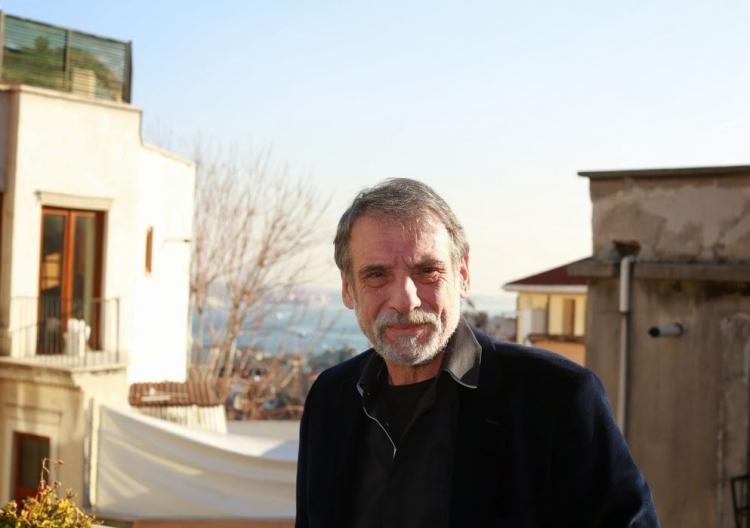 <p><strong>NE OLMUŞTU?</strong></p>

<p><strong>Canova, sosyal medya hesabındna sağlık süreci hakkında bilgi paylaşmıştı.</strong></p>

<p><strong>Usta sanatçı şu sözlere yer vermişti:</strong></p>

<p><span style="color:#000080"><strong>"Size vereceğim haber güzel değil ama vermek zorunda hissediyorum kendimi. Her şey 2014 yılında Gümüşlük sahilinde dolaşırken başladı. Sol bileğimden ameliyatlıydım, kemik ölümü vardı bileğimde onu çıkardılar. Kafeye doğru giderken kapkara bir köpeğin üzerine bastım. Hayvan da gayrı ihtiyari sıçradı tabi, beni yere attı. Sağ kolumun üzerine düştüm. Kemik ölümü, tendon kopması, adele erimesi meydana geldi.</strong></span></p>
