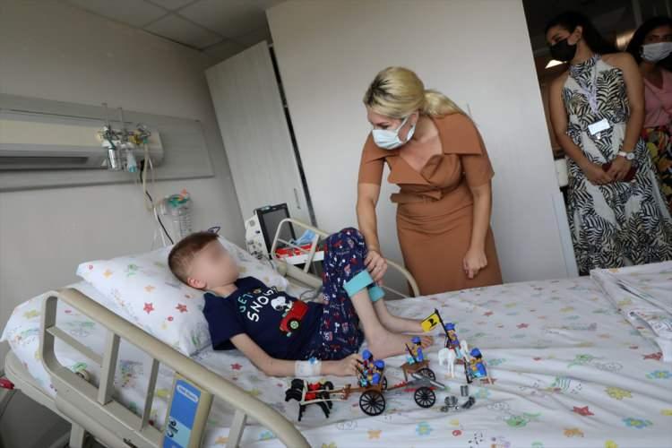 <p>Akdeniz Üniversitesi Başhekimi Prof. Dr. Yıldıray Çete ise C.M.A'nın taburcu olması için biraz daha kilo alması gerektiğini belirtti. Her gün biraz daha fazla kalorili yemeklerle çocuğu beslediklerini aktaran Çete, her şeyin olumlu gittiğin vurguladı.</p>