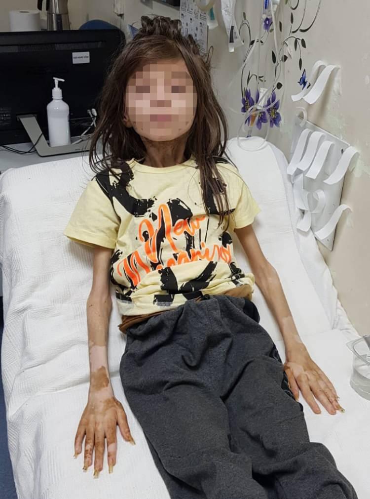 <p>Evin kilidini tekrar değiştirerek mahkemenin tahliye kararına uymayan Kamuran Pınar A'nın emniyette ifadesine başvurulmuştu. Bu sırada çöplerle dolu evin temizlenmesi için haber verilen Nilüfer Belediyesi temizlik görevlileri, kapısı kilitli bir odada çöplerin arasında yatan ve sağlık durumunun iyi olmadığı tespit edilen 9 yaşındaki C.M.A'yı baygın halde bulmuştu.</p>