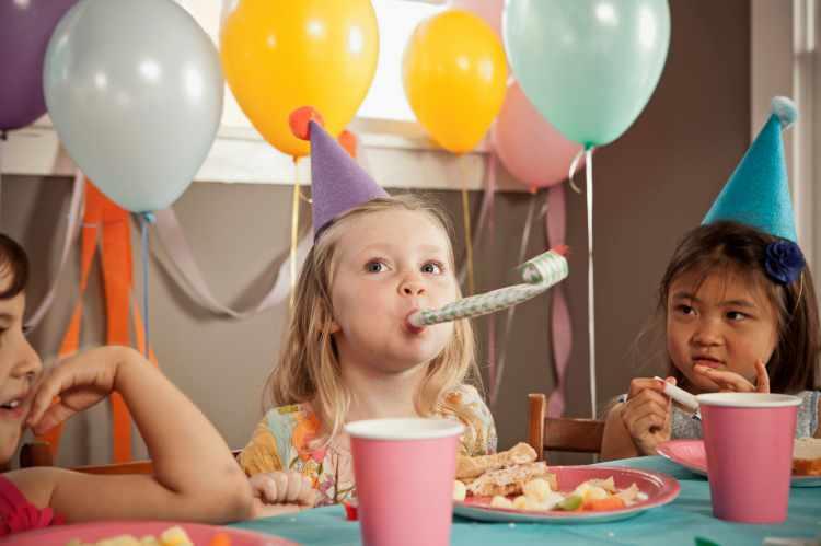 <p><span style="color:#800080"><strong>Çocukların doğum günleri hem ebeveynlerin anne ve baba olmalarını kutladıkları, hem de dünya üzerindeki en değerli varlıkları için organizasyonlar yapmaktadırlar. Günümüzde gittikçe sanal ebeveynliğin hakim olmasıyla birlikte çocukların doğum günü partilerinde abartılardan oluşurken, bu durum karşısında uzmanlar uyardı. Çocukların doğum günleri kutlanmalı mı ve nasıl kutlanmalı?</strong></span></p>
