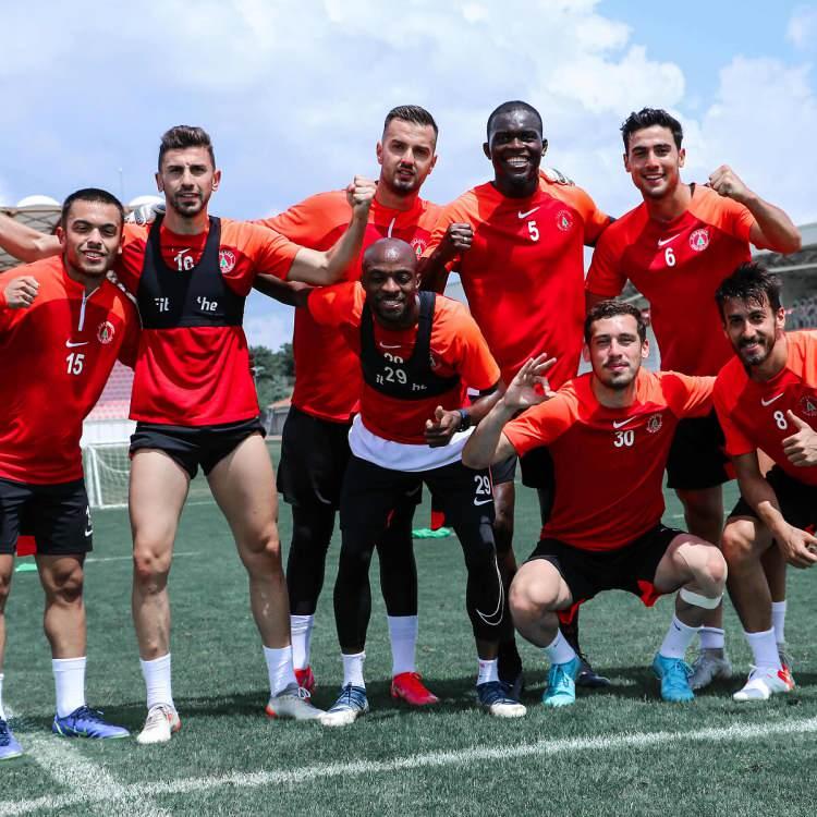<p><strong>Küme düşmeye en yakın adaylar</strong>!</p>
<p>Sezon başı itibariyle katılımcıların %29’u ligin yeni ekibi Ümraniyespor’un küme düşmeye en yakın aday olduğunu belirtirken, %15’i ise Giresunspor'un ligde tutunamayacağını belirtiyor. %7'lik oy oranlıyla 3. aday ise İstanbulspor oldu.</p>
<p>Bu sonuçlar, lige yeni yükselen takımların başarılı olma ihtimalinin kamuoyu gözünde daha az olduğunu gösteriyor.</p>
