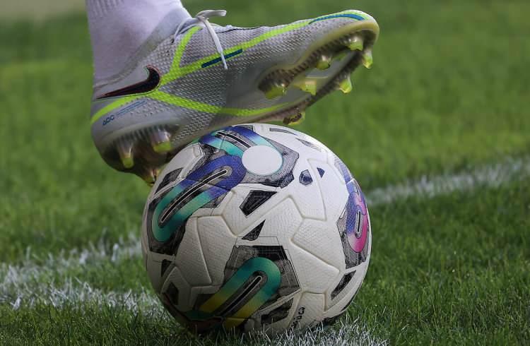 <p><strong>Yabancı sınırı kaç olmalı?</strong></p>

<p>Geçtiğimiz sene Türkiye Futbol Federasyonu tarafından alınan karar ile yabancı sınırı konusu tekrar gündeme geldi. Federasyon kararı gereği bir takımda sahaya çıkabilecek yabancı sayısı 8’e düşürüldü. Mevcut durumda her takımın kadrosunda 14 yabancı futbolcu bulunabiliyorken bu karar kulüplerin oldukça tepkisini çekti. Biz de kamuoyunun bu konuda ne düşündüğünü sorduk.</p>

<p>Katılımcılara bir takımda kaç yabancı olması gerektiğini sorduğumuzda verilen cevapların ortalaması 9 yabancı olarak dikkat çekiyor. Bu sonuç da federasyonun kararını destekler nitelikte. Yabancı sayısının sınırsız olması gerektiğini belirtenlerin oranı %16 olurken, %1’lik kesim ise takımlarda hiç yabancı oyuncu bulunmasını istemiyor.</p>
