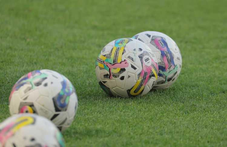 <p><strong>3 Büyükler kayrılıyor mu?</strong></p>

<p>Türkiye Futbol liglerinin kuruluşundan itibaren, daima 1. lig'de yer alan ve 3 büyükler olarak adlandırılan, Beşiktaş, Fenerbahçe ve Galatasaray'ın taraftar kitlesi oldukça fazla. Bu nedenle, bu takımların medyada diğer takımlara göre daha fazla göz önünde olması pek şaşırtıcı olmasa gerek. Fakat bu ön plana çıkarılma durumu diğer Anadolu kulüpleri ile arasında haksız rekabete yol açıyor mu?</p>

<p>Katılımcılara 3 büyükler dışındaki takımların medyada daha az yer bulmasının adil olup olmadığını sorduğumuzda cevaplar bir hayli ilginç. Katılımcıların büyük çoğunluğu 3 büyüklerin taraftarı olmasına rağmen, adil bulmayanların oranı %83 olurken, yalnızca %17'si bu durumu adil bulduğunu belirtti.</p>
