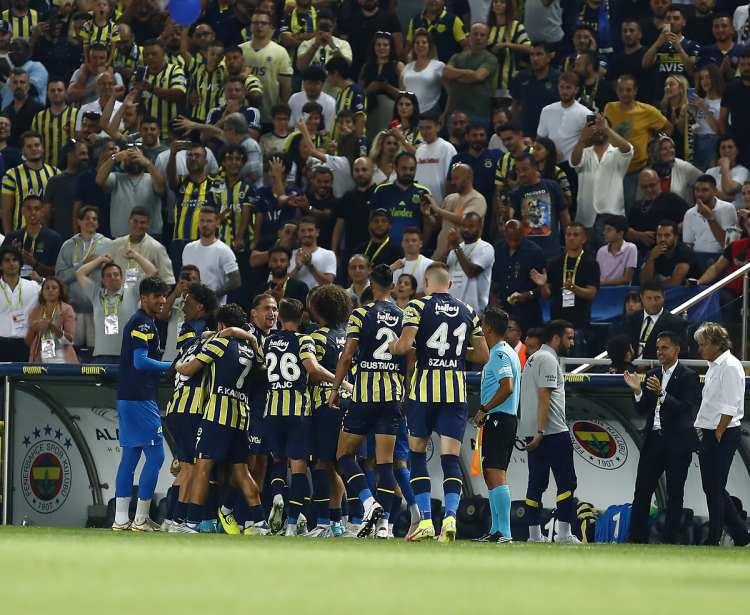 <p>20-29 Temmuz 2022 tarihleri arasında 15 yaş üzeri, Türkiye genelinde 2101 kişinin katılımı ile gerçekleştirilen ankette katılımcılar yeni sezonda Fenerbahçe'yi favori olarak gördü.</p>

