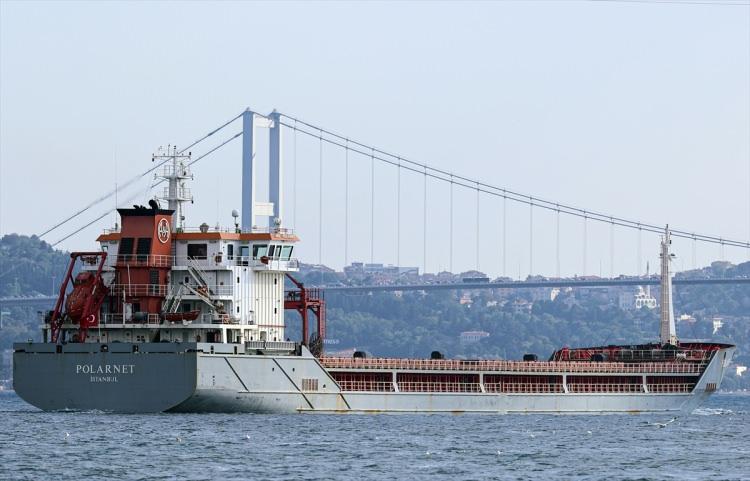 <p>Ukrayna'dan Kocaeli Derince Limanı’na gitmek üzere yola çıkan 12 bin ton mısır yüklü Türkiye bayraklı 'Polarnet' adlı gemi İstanbul Boğazı’ndan geçti.</p>