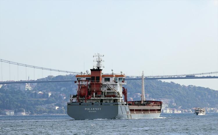 <p>Küresel tahıl krizinin çözümüne yardımcı olması amacıyla 22 Temmuz 2022'de Türkiye, Rusya Federasyonu, Ukrayna ve Birleşmiş Milletler (BM) arasında imzalanan "Tahıl ve Yiyecek Maddelerinin Ukrayna Limanlarından Emniyetli Sevki Girişimi" belgesi kapsamında, Ukrayna'nın Çornomorsk Limanı'ndan Türkiye’ye gelmek üzere hareket eden "Polarnet" isimli 12 bin tonluk mısır yüklü gemi, dün İstanbul Boğazı'nın Karadeniz girişinde demirlemişti.</p>