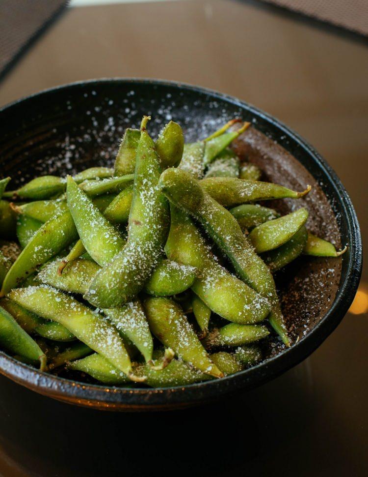 <p><span style="color:#B22222"><strong>PEKİ, EDAMAME NASIL PİŞİRİLİR?</strong></span></p>