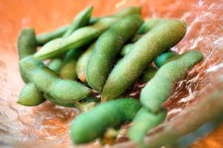 <p><strong>Kurutarak tüketmeniz de mümkündür. Bunun için edamameleri bir süre güneş ışığında kurutmalısınız. Ancak marketten hazır satın alma şansınız da vardır.</strong></p>
