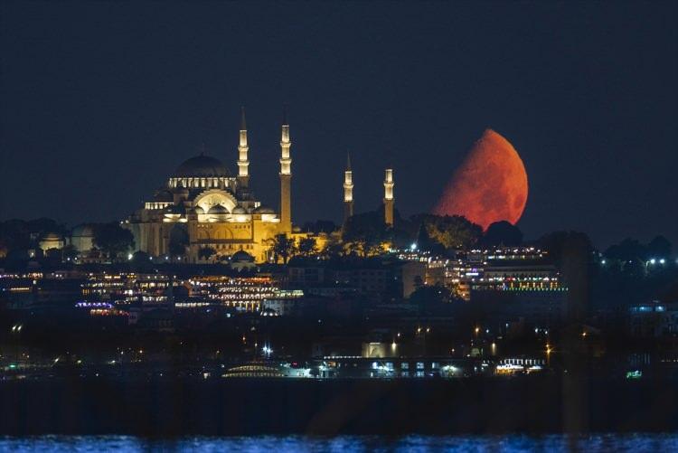 <p>İstanbul'da gökyüzünde görülen yarım ay tarihi yarımada üzerinde muhteşem görüntüler oluşturdu. Tarihi mekanlarda gözlenen yarım ay, kartpostallık görüntüsüyle kendine hayran bıraktı.</p>

