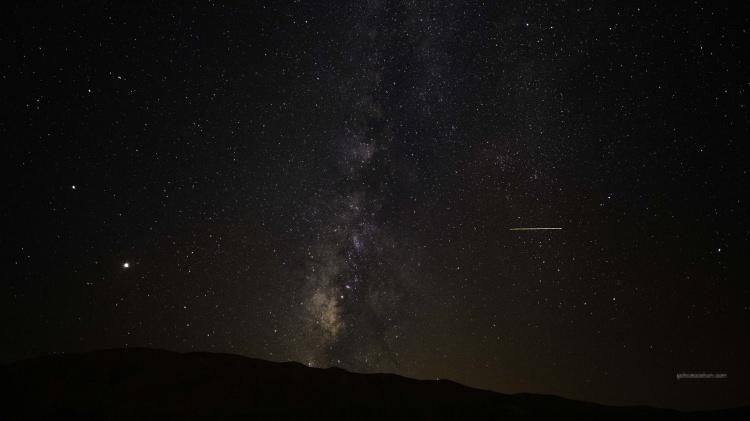 <p>14 Temmuz'da başlayıp 1 Eylül'e kadar sürecek Perseid (Perse) gök taşı yağmuru, yaz mevsimine denk gelmesi nedeniyle ışık kirliliğinin az olduğu yüksek rakımlı alanlarda daha rahat izlenecek.</p>
