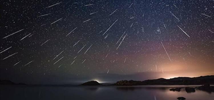 <p><strong>Saatte 50-100 arası meteor kayması gözlemlenebilir</strong></p>

<p><em>"Perseid en yoğun meteor yağmurlarından biridir ve yağmurun yoğun olduğu günlerde saatte 50-100 adet 'yıldız kayması' gözlenebilir ancak en yoğun etkinlik günlerinde ayın dolunay evresinde olması gözlenen sayıyı düşürecektir. Bu dönemde meteorlar, Kahraman (Perseus) Takımyıldızı'nın bulunduğu bölgeden çıkıyor görünecek. Meteorların dünyaya giriş hızlarının saniyede 66 kilometre civarında olduğu biliniyor. Perseid yağmuru sırasında 'ateş topları' denilen gök taşlarını da görmek mümkün. Ateş topları daha büyük ışık patlaması şeklinde ve daha uzun süre gözlenebilen, ayrıca parlaklıkları -3 kadire ulaşan meteorlardır"</em></p>
