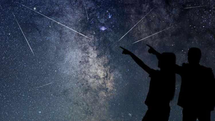 <p>Ağustos ayının 2'nci haftasında en yoğun meteor yağmurunun yaşanacağı Perseid'i izlemek için Antalya'daki gökyüzü meraklıları, 13 Ağustos gecesi 2 bin 400 rakımdaki Saklıkent Kayak Merkezi'nde buluşacak. Ayrıca Perge Antik Kenti'nde de tarihi eserlerle birlikte meteorların görüntülenebileceği özel bir gözlem etkinliği olacak.</p>