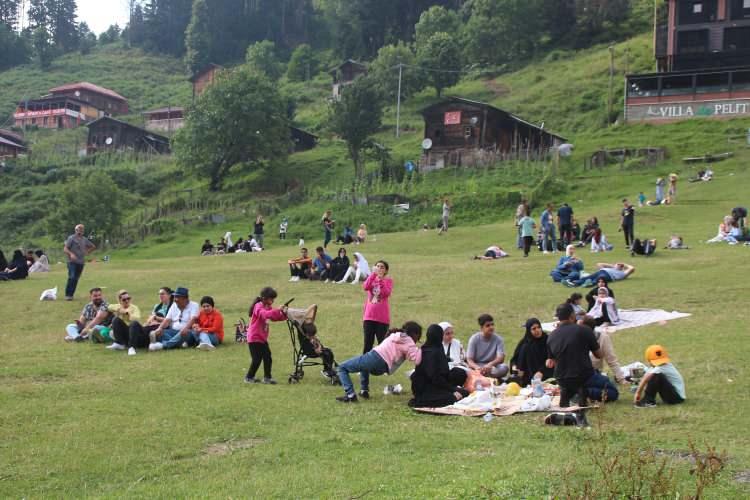 <p>Yaylada doğa yürüyüşü yapanlar serin havanın keyfini çıkardı.</p>
