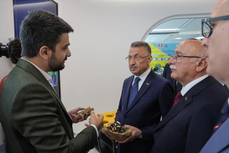 <p>Yine bilişim alanında muhteşem projeler var diyen Oktay, "Motor geliştirmeyle alakalı çok ciddi projeler var. Motor geliştirmeden şu anda savunma sanayindeki motorlarımızdan ki bu Altay tanklarına kadarki gelen aşama, fırtına ve Altay tanklarına kadarki tüm aşamalardan bin beş yüz beygir gücü motorun üretilmesine kadar takvimlendirilmiş ve burada yapılan çalışmalar, MİLGEM'le ilgili çalışmalar ve diğer yine baktığımızda şu anda sondaj gemilerimizde, Fatih'te ve Abdülhamid Han'a on gün sonra teslim edilecek bir ürünü arkadaşlar bize getirdiler. On gün sonra teslim ediyoruz diye. Bu da çok ilginç. Bunu zaten Cumhurbaşkanımızın Fatih gemisini ziyaretinde de Filyos'u ziyaretinde de görmüştük. Üç bin metre derinlikte Türkiye'de başka bir yerde olmayan yine Türkiye'de üretilen bu biraz önceki ürünü ifade ediyorum. Robotik yani cerrahi bir müdahale gibi robotla üç bin metrede doğal gazın çıkarılmasını sağlayan bir teknolojiden bahsediyoruz. Bu merkezde çalışılan bir şey" ifadelerini kullandı.</p>
<p> </p>