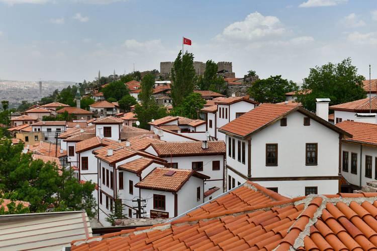 <p> Yani konut fiyatlarında artış devam etmesine rağmen, artış hızı yavaşlıyor” diye konuştu. Ay bazında artış oranlarının önümüzdeki dönemde çift haneli sayılardan tek haneli rakamlara düşeceğini öngördüklerini kaydeden Ögüt, “Türkiye genelini ele alırsak Haziran’da 9 bin 979 TL olan ortalama konut metrekare satış fiyatı aralık sonu itibariyle 11 bin 853 TL’ye seviyesine ulaşacak. </p>