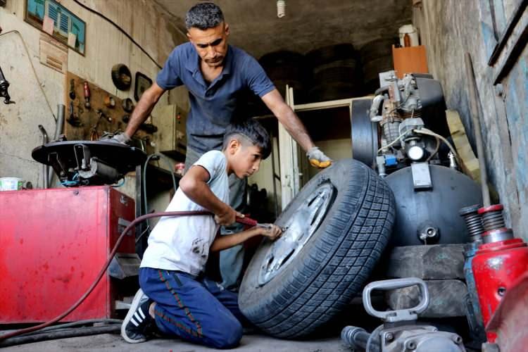 <p>İş yerinde lastik söktüğünü, patlak yere yama yaptığını, tekerleğe hava bastığını ve temizlik yaptığını belirten Altın, babasının yanında meslek de öğrendiğini kaydetti.</p>
