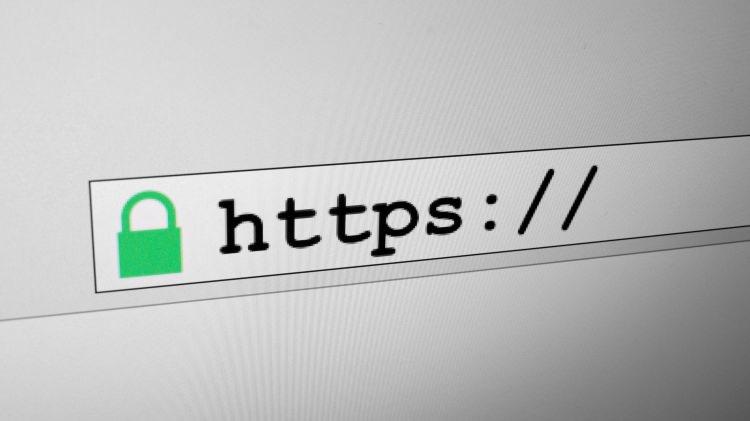 <p><strong>5. Tarayıcınızın her güvenli site dediği siteye güvenmeyin. </strong>Tarayıcılar her https ile başlayan siteyi sertifika geçerli olduğu sürece güvenli site olarak tanımlar. Bu ksmen doğrudur. https ile içerikler şifrelenir. Böylece üçüncü taraflar siteye girdiğiniz bilgileri göremez. Ancak üçüncü taraftan önce site sahibi ikinci taraf kötü niyetliyse sitenin güvenli olmasının hiçbir anlamı yoktur. Önceden https siteler için SSL sertifikası almak oldukça pahalıydı ve SSL sertifikası için kişisel bilgi vermek gerekiyordu. Bu nedenle dolandırıcılar SSL sertifikası almaya gerek duymuyordu. Ancak bugün Let's Encrypt ile tüm siteler için ücretsiz ve hızlı bir şekilde SSL sertifikası alınabiliyor.</p>