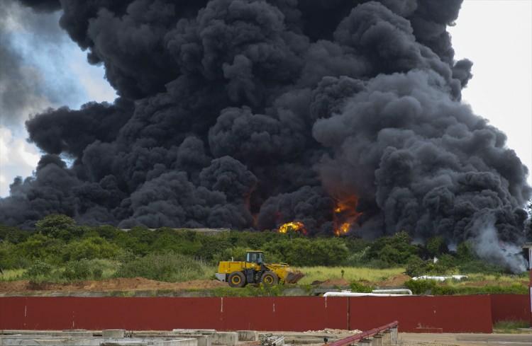 <p>Küba basınında çıkan habere göre, ülkenin kuzeyindeki "Matanzas Süper Tanker Üssü" olarak bilinen ham petrol depolama tesislerinde üst üste patlamalar yaşandı.</p>
