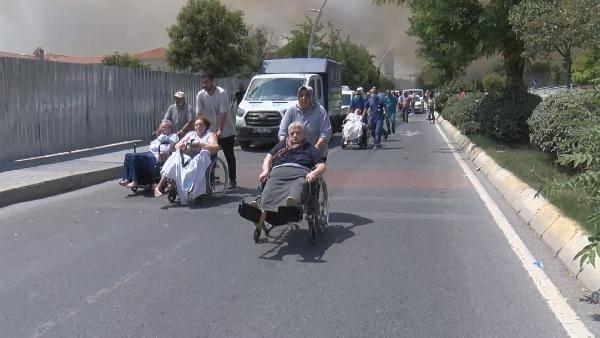 <p>Sağlık çalışanları, itfaiye erleri, zabıta ekipleri ve vatandaşlar, yaşlıları sedye ve tekerlekli sandalyelerle hastaneden uzaklaştırdı. Hastalar bölgedeki diğer hastanelere sevk edildi.</p>