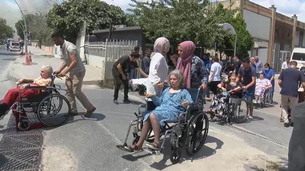 <p>VALİ YERLİKAYA: ÖLEN YA DA YARALANAN YOK</p>

<p> </p>

<p> İstanbul Valiliği yetkilileri yangın nedeniyle şu ana kadar ölen ya da yaralanan olmadığını, 80'e yakın hastanın başka hastanelere sevk edildiğini bildirdi. Yangını söndürme çalışmalarına destek vermek üzere bir helikopter bölgeye sevk edildi.</p>
