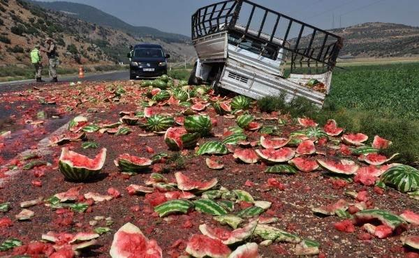 <p>Gaziantep'in İslahiye ilçesinde, arka lastiğinin patlaması sonucu sürücüsünün kontrolünden çıkan kamyonetin şarampole devrildiği kazada baba- oğul yaralanırken, kasasındaki 3 ton karpuz ise çevreye saçıldı.</p>
