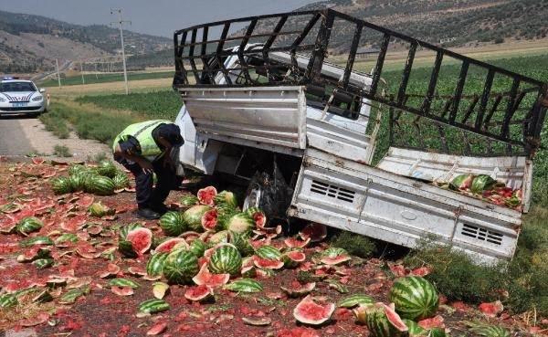 <p>Kasasındaki 3 ton karpuzu Nurdağı'na götürmekte olan Erol Arslan (46) yönetimindeki 27 AFY 013 plakalı kamyonet, Türkbahçe Mahallesi yakınlarda arka lastiğinin patlaması sonucu, sürücüsünün direksiyon kontrolünü yitirmesiyle şarampole devrildi.</p>
