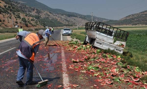 <p>Çevredekilerin ihbarıyla kaza yerine jandarma ve sağlık ekipleri sevk edildi. </p>