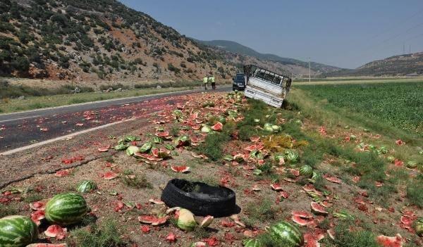 <p>Yola saçılan karpuzlar ise belediye ekiplerince toplandı.</p>
