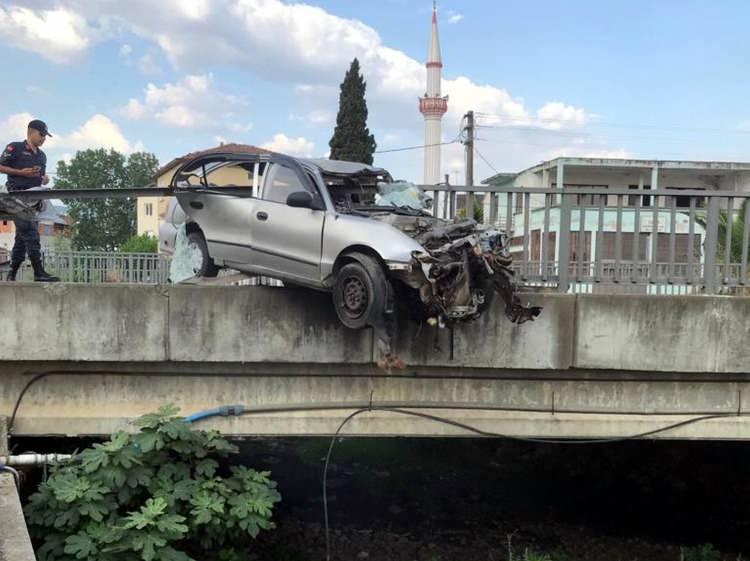 <p>Samsun'da kontrolden çıkan otomobil köprünün demir korkuluklarına ok gibi saplandı.</p>
