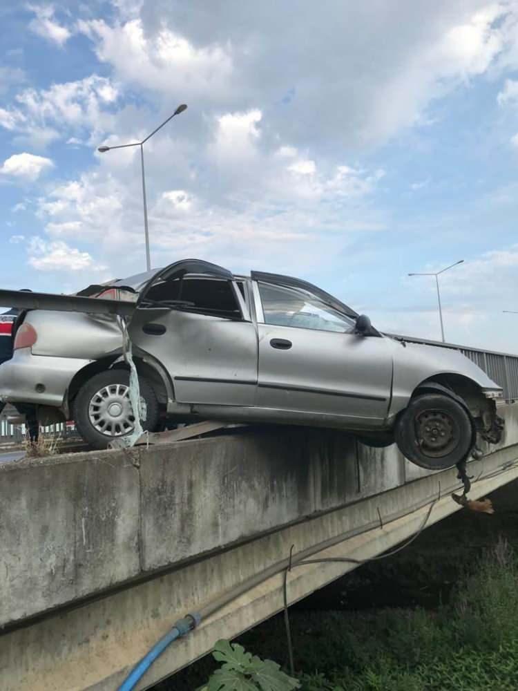 <p>Edinilen bilgiye göre, Neşet Tankal idaresindeki 19 DU 075 plakalı otomobil direksiyon hakimiyetinin kaybetmesi sonucu yoldan çıkarak demir köprü korkuluklarına çarptı. </p>
