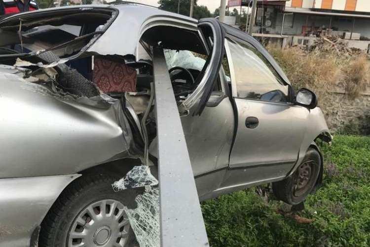 <p>Köprünün korkuluğu araca ok gibi saplandı ve aracın ön camından girip arka yan camından çıktı</p>