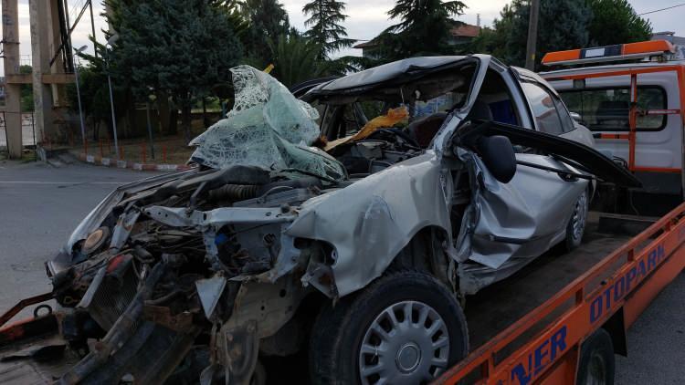 <p>Daha sonra yaralı sürücü ambulansla Samsun Ondokuz Mayıs Üniversitesi Tıp Fakültesi Hastanesine kaldırılarak tedavi altına alındı</p>