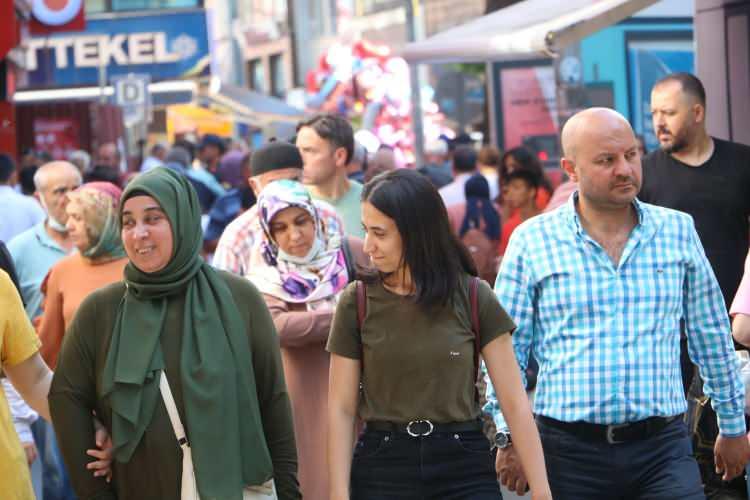 <p>O süre geçtikten sonra ne yazık ki pozitif oluyorlar. Genç bireyler hasta olduklarında hastalığı hafif ya da asemptomatik geçirebilirken ileri yaş ağır geçirebiliyor. Altta yatan hastalıkları tolere edemez hale geliyorlar. </p>
