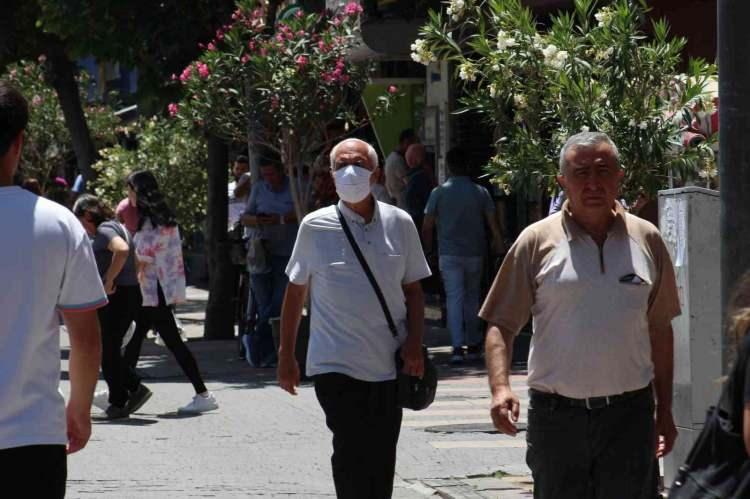 <p>Bu noktada hatırlatıcı dozları eksik bireylerin yoğun bakımlarda olduğunu söylemek doğru olur. Bu yüzde 30'un artışında bayramın etkisi var, tatilin etkisi var, kalabalıkta fazla geçirilen zamanlar var. </p>
