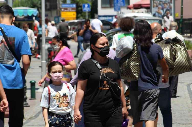 <p>Özellikle semptomu olan, hafif burun akıntısı olan bireylerin bile maske takmıyor olması özellikle bunda önemli. </p>

