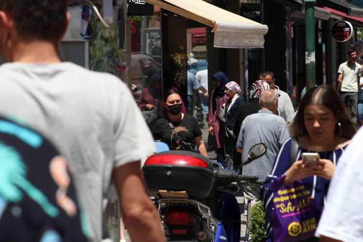 <p>Bu noktada maskeyi özellikle vurguluyorum; çünkü sizin bir semptomunuz varsa bir kalabalığa girmemelisiniz. Kendinizi izole etmelisiniz, maske takmalısınız" dedi</p>