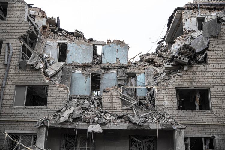 <p>Ukrayna’da savaşın başından bu yana 114 bin 700’ü özel konut ve 15 bin 100’ü apartman olmak üzere 129 binden fazla yıkılmış veya hasar gördü.</p>
