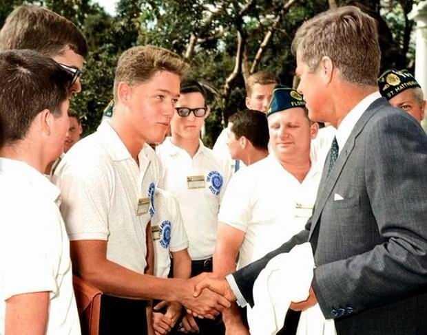 <p>Bill Clinton (Kennedy ile el sıkışırken)</p>
