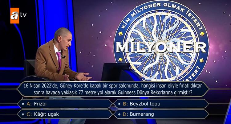 <p><span style="color:#000000"><strong>Yarışmanın başında matematiği çok sevdiğini söyleyen yarışmacı uzun süre düşünerek karar vermeye çalıştı.</strong></span></p>
