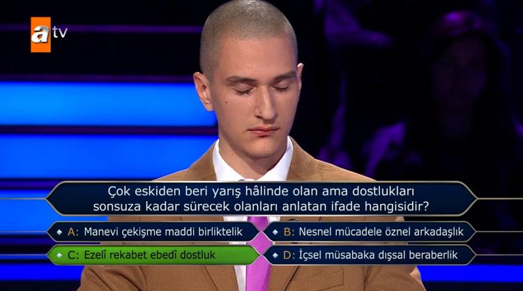 <p><span style="color:#000000"><strong>İlk soruları kolaylıkla yanıtlamayı başaran yarışmacı, kendinden emin tavırlarıyla dikkatleri üzerine çekmeyi başardı.</strong></span></p>
